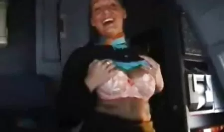 MILF culiando a escondidas Secretaria da dulce mamada para el jefe y poner un arma en su